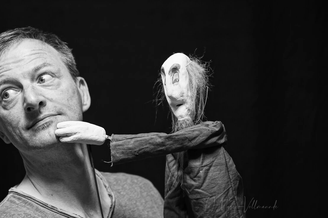 Vier beispielhafte Künstlerportraits in schwarz-weiß