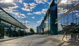 Ein Raster mehrerer Bilder mit unterschiedlichen Motiven von Makroaufnahmen über landschaften bis Stadtansichten.