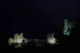 Ein Raster mehrerer Bilder mit unterschiedlichen Motiven von Makroaufnahmen über landschaften bis Stadtansichten.