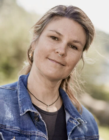 natürliches Porträt einer jungen Frau in Alltagskleidung