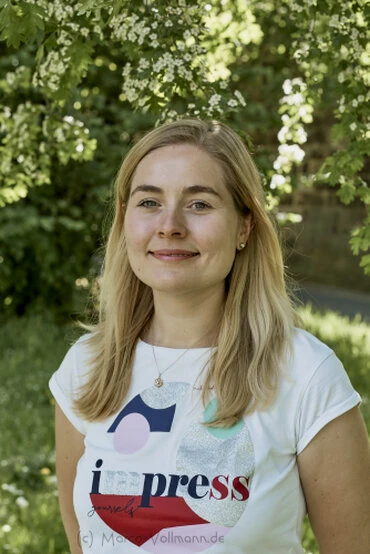 natürliches Porträt einer jungen Frau in Alltagskleidung