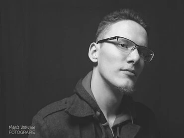 natürliche Portraits junger Männer und Frauen