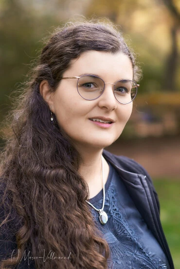 natürliches Porträt einer jungen Frau in Alltagskleidung