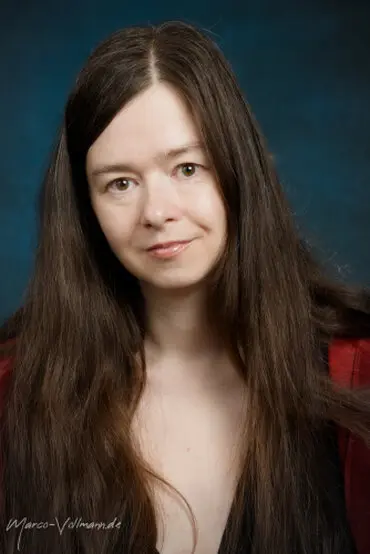 Portrait einer jungen Frau mit dunklen Haaren und roter Jacke