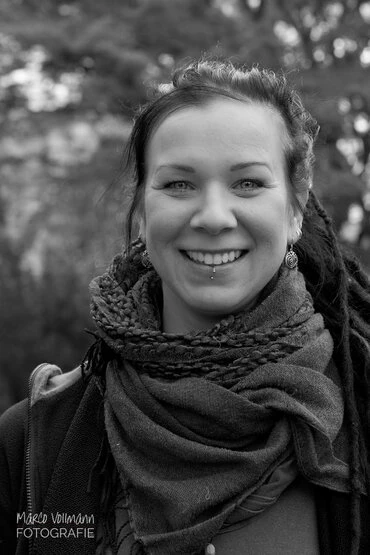 natürliche Portraits junger Männer und Frauen