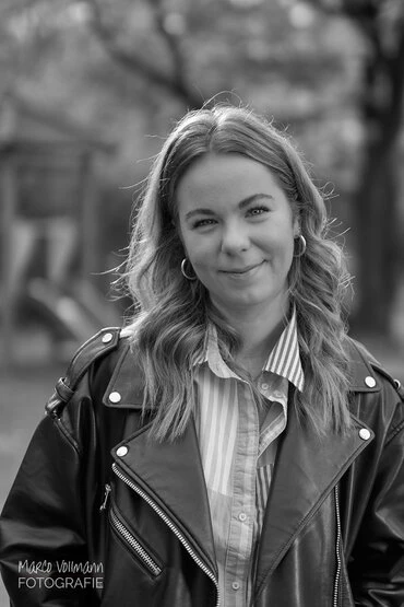 natürliche Portraits junger Männer und Frauen