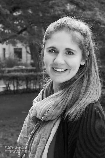 natürliche Portraits junger Männer und Frauen