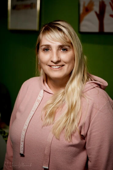 natürliches Porträt einer jungen Frau in Alltagskleidung